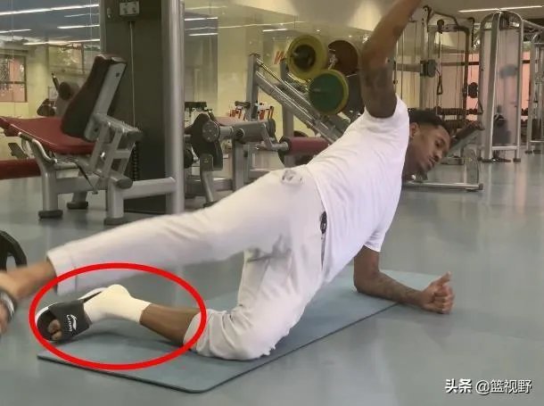 广东男篮随队记者关辛,晒出了球队在圣诞之夜的晚餐,杜锋看着录像喝鸭汤,你怎么看?