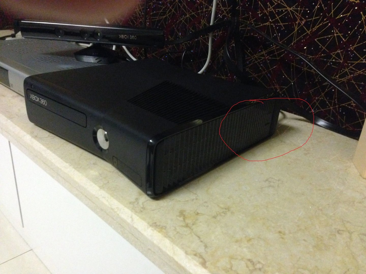xbox360的問題。我买个硬盘数据线,可是往哪里插啊?