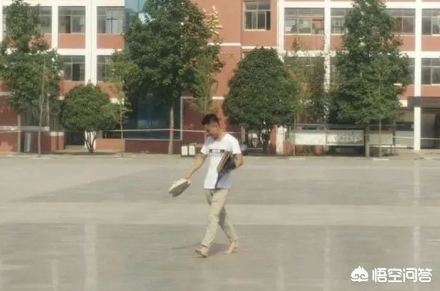 与考生换鞋,南阳一老师赤脚行走的照片火了,你怎么看?