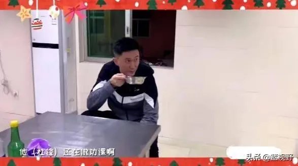 广东男篮随队记者关辛,晒出了球队在圣诞之夜的晚餐,杜锋看着录像喝鸭汤,你怎么看?