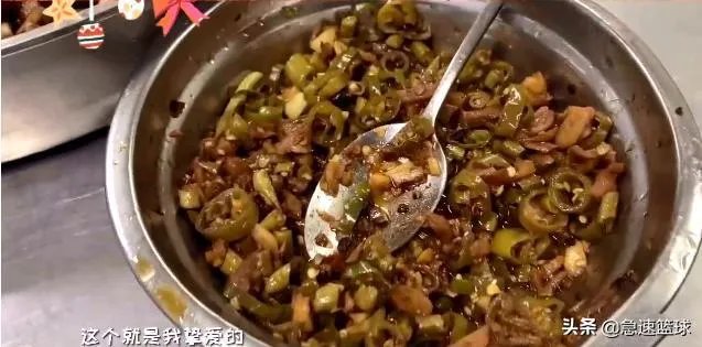 广东男篮随队记者关辛,晒出了球队在圣诞之夜的晚餐,杜锋看着录像喝鸭汤,你怎么看?