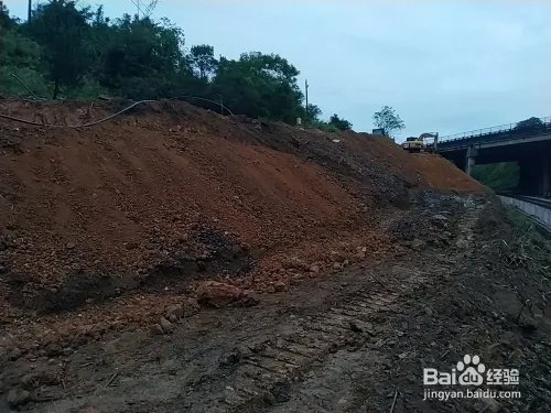 铁路路基基床应该综合考虑哪些方面?