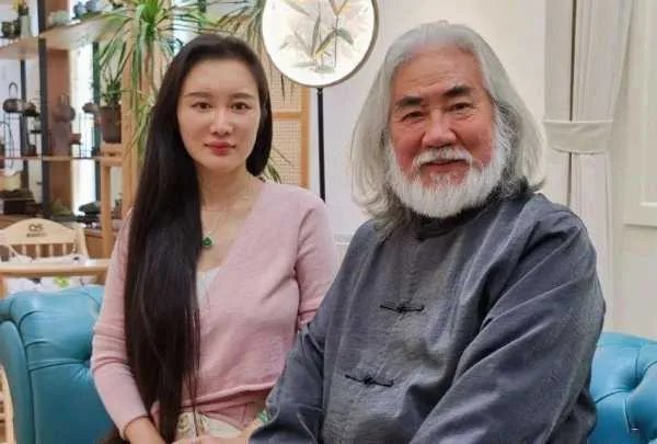 杜星霖顶着“三儿”的罪名，嫁给大31岁张纪中，二人婚后生活的幸福呢？