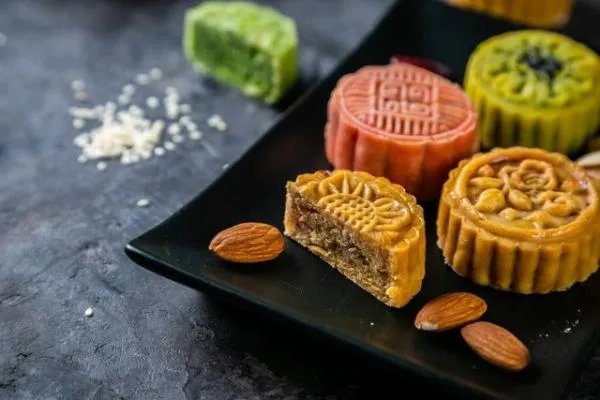 老外用胡辣汤、酸辣粉泡月饼,你如何看待这种吃法?