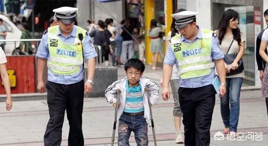 如何看待“雪天救护车被堵在高速,六安交警逆行送病患”这件事?