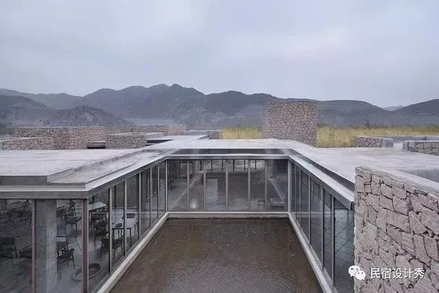 方整简洁,质感粗粝的土红色“盒子”