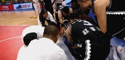 亚当斯主动放弃进攻保护对手，为何赵睿眼中只有篮筐却不顾从明晨摔倒外地？