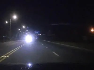 对向车道一束强光,司机一晃眼撞死骑车人,事件的责任该如何划分?