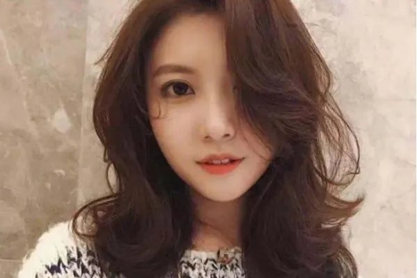 菱形脸适合什么发型?求推荐。