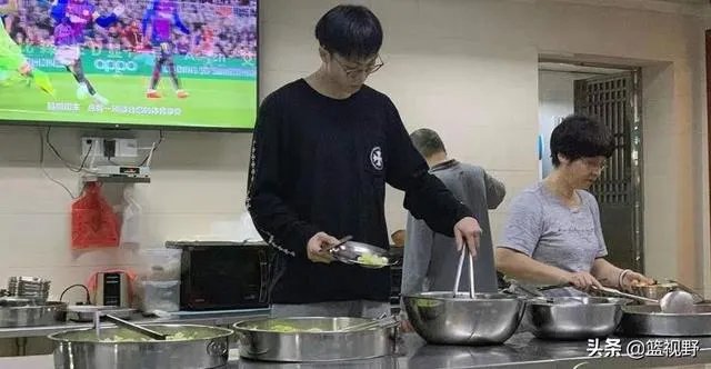 广东男篮随队记者关辛,晒出了球队在圣诞之夜的晚餐,杜锋看着录像喝鸭汤,你怎么看?