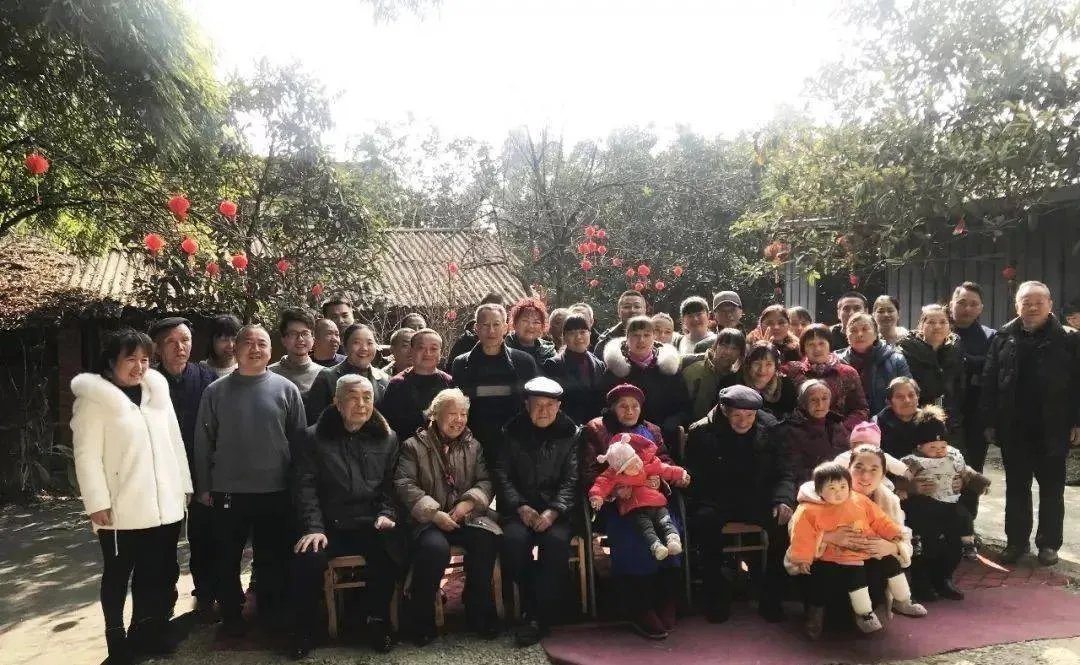 成都最牛“00后”迎121岁生日 110多位子孙六世同堂