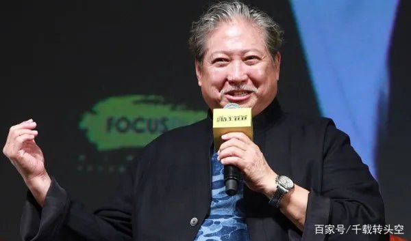 一代功夫巨星洪金宝,63岁近照曝光容苍老,坐在轮椅上买菜,怎么了?