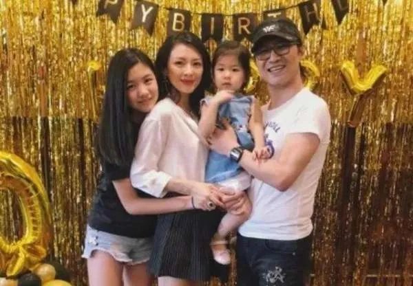 孟晚舟脚镣未除,姚安娜扎丸子头吃火锅,同爹不同命,你觉得呢?