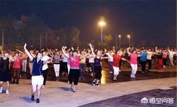广场舞大妈,是如何成为人们心中的热门?