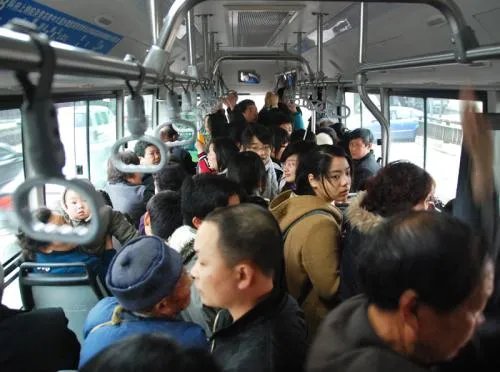 公交司机一声吼小偷吓得将赃物扔掉，公交车为何成为盗窃重灾区？