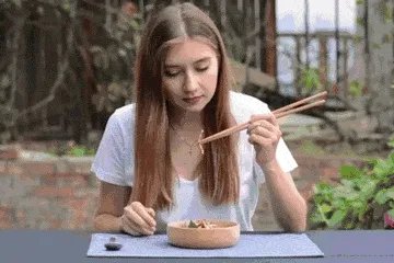 纪录片《舌尖上的中国》和《流行世界的美食》比较有哪些异同?