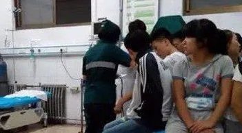 新乡一学校学生集体呕吐,校长痛哭换不动送餐公司,谁该为此事负责?