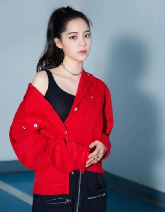 欧阳娜娜跨界艺术展现场美照时尚感足,她为什么这么会拍照?