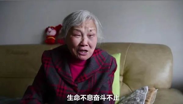 75岁奶奶拿到自考大学毕业证,期间都经历怎样的辛酸?