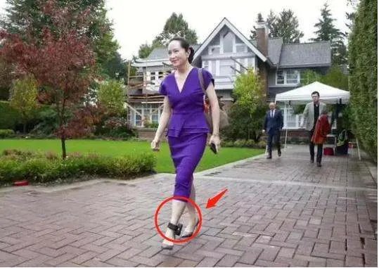 孟晚舟脚镣未除,姚安娜扎丸子头吃火锅,同爹不同命,你觉得呢?