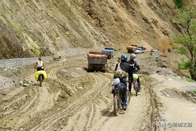 驴友拿出她的吃的跟我们分享