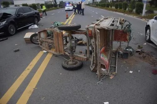 对向车道一束强光，司机一晃眼撞死骑车人，事件的责任该如何划分？