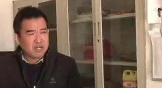 新乡一学校学生集体呕吐,校长痛哭换不动送餐公司,谁该为此事负责?