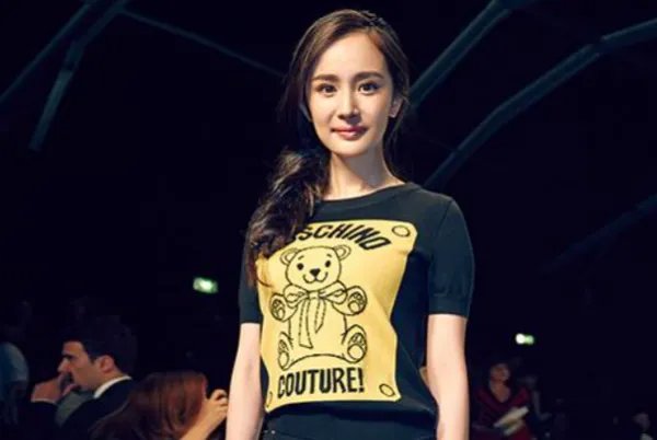 在米兰时装周上,杨幂穿的蓝色衣服银色皮裙是什么品牌的呢?