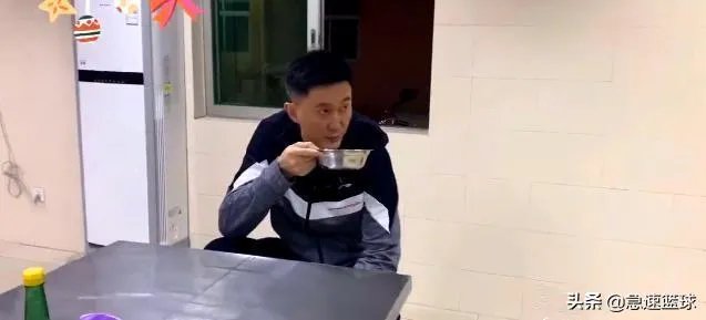 广东男篮随队记者关辛,晒出了球队在圣诞之夜的晚餐,杜锋看着录像喝鸭汤,你怎么看?