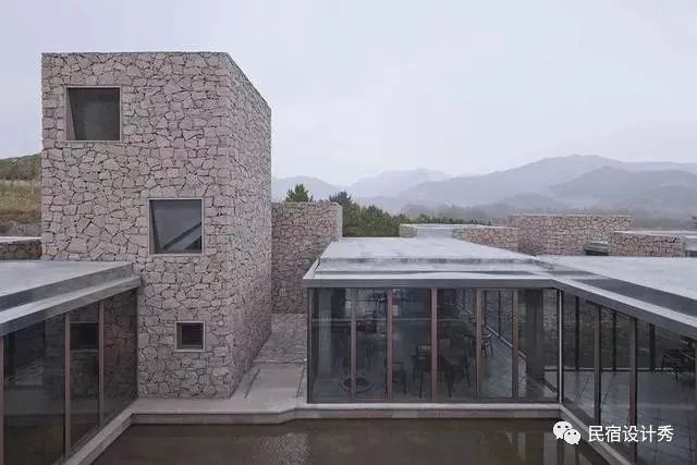 方整简洁,质感粗粝的土红色“盒子”