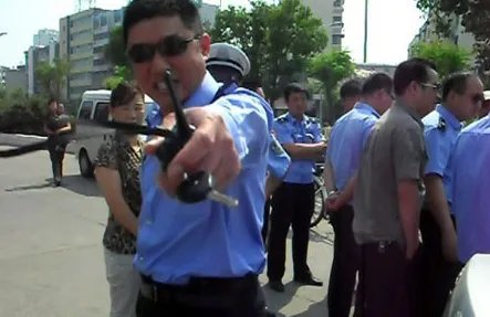 城管高考索矿泉水是怎么回事?
