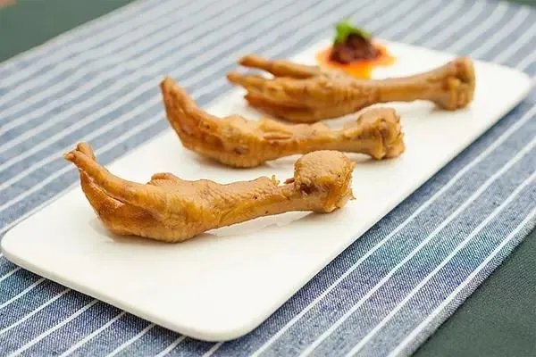 纪录片《舌尖上的中国》和《流行世界的美食》比较有哪些异同?