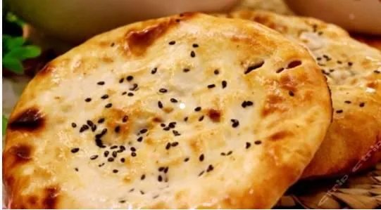 浙江一大爷做烧饼被称为“烧饼一哥”,年薪35万,这事你怎么看?