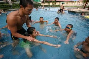 工作人员劝阻游客反被推下水,如何看待这件事?