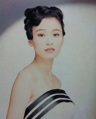 张庭年轻照片曝光 网友赞:美丽一如往昔