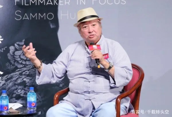 一代功夫巨星洪金宝,63岁近照曝光容苍老,坐在轮椅上买菜,怎么了?