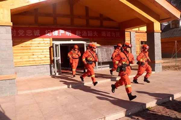 消防员救下跳楼男之后被暴打,救人也有错?