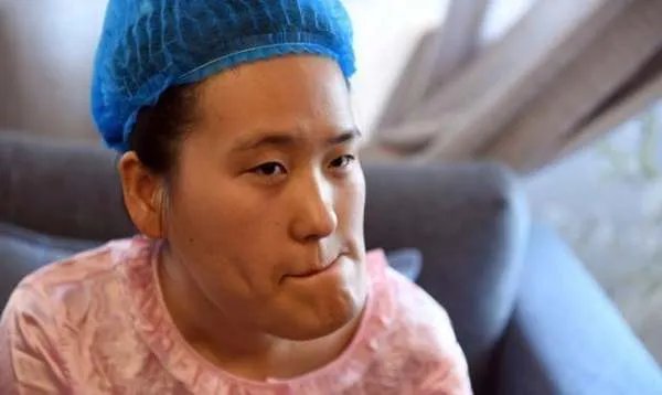 还记得“歪脸女孩”赵宏秋吗？整容变女神，弃百万年薪当老师，你怎么看？