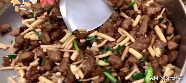 广东男篮随队记者关辛,晒出了球队在圣诞之夜的晚餐,杜锋看着录像喝鸭汤,你怎么看?