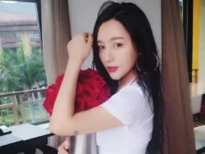 闫笑和卜冠之是情侣吗:闫笑整容前后照片