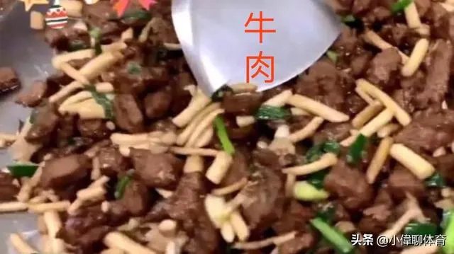 广东男篮随队记者关辛,晒出了球队在圣诞之夜的晚餐,杜锋看着录像喝鸭汤,你怎么看?