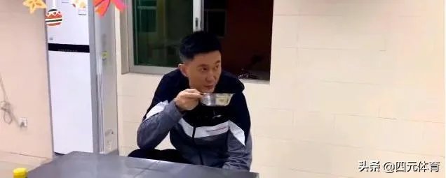 广东男篮随队记者关辛,晒出了球队在圣诞之夜的晚餐,杜锋看着录像喝鸭汤,你怎么看?