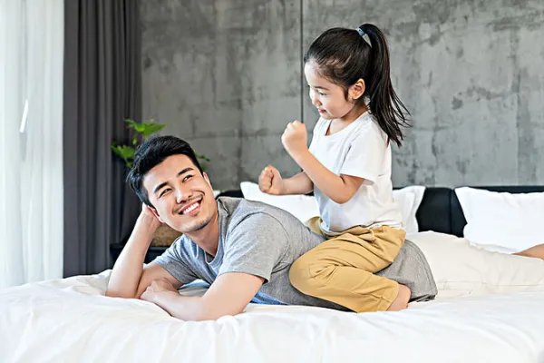 山东一父亲发愁女儿长得太像自己,为何女儿的长相都偏像爸爸?