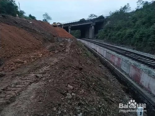 铁路路基基床应该综合考虑哪些方面?