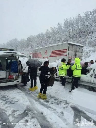如何看待“雪天救护车被堵在高速,六安交警逆行送病患”这件事?