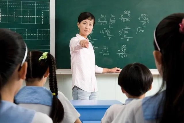 年轻柔弱的女老师当班主任，该怎么管好一个班的学生？