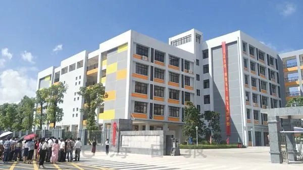 19岁女教师请假被骂,校长句句爆粗语,人民教师如何正确维权?