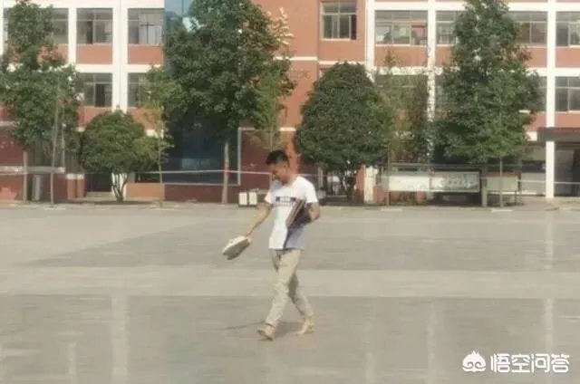 与考生换鞋,南阳一老师赤脚行走的照片火了,你怎么看?