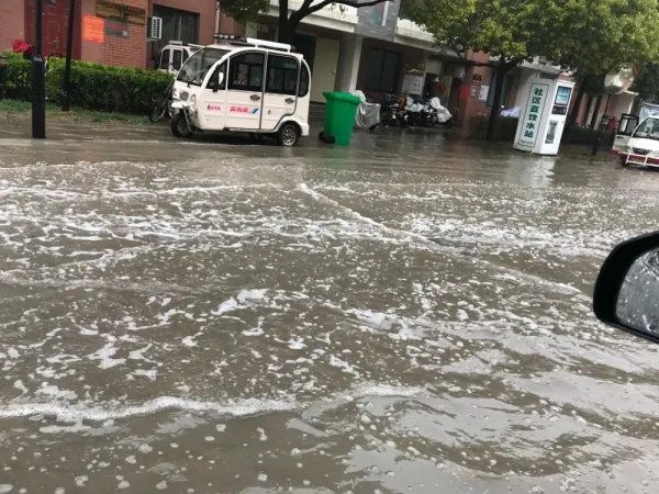 河南女记者报道商户被淹忍不住哭了,几秒后重新振作,灾情究竟有多严重?