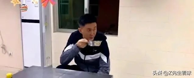 广东男篮随队记者关辛,晒出了球队在圣诞之夜的晚餐,杜锋看着录像喝鸭汤,你怎么看?